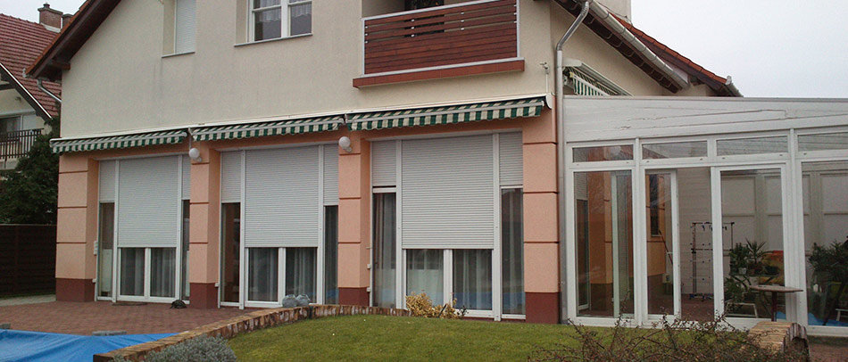 Motorizált (elektromos) alumínium redőny Budaörsi családi ház teraszán